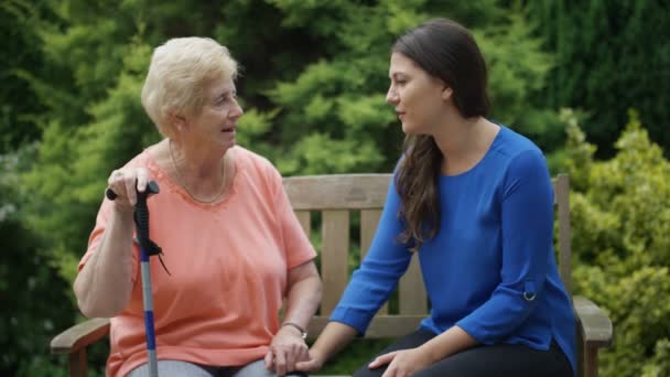 Σχετική Επίσκεψη Ανώτερα Κοπέλα Στον Κήπο Του Γηροκομείου — Αρχείο Βίντεο
