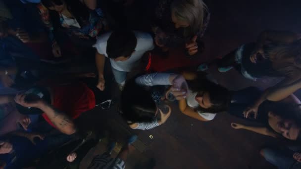 Hochwinkel Blick Nach Unten Glücklich Party Publikum Trinken Und Tanzen — Stockvideo