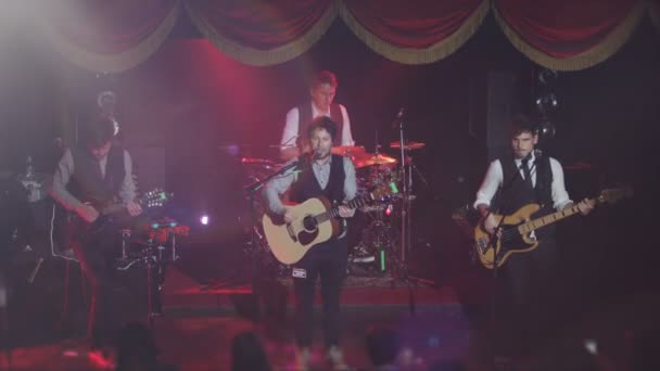 音乐家独立乐队演奏在舞台上的夜俱乐部与灯光 — 图库视频影像