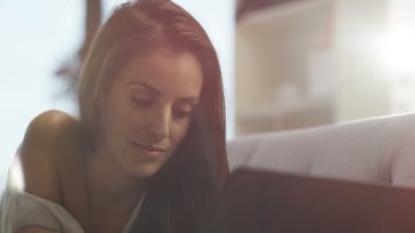 4 k güzel kadın portre rahatlatıcı dizüstü bilgisayar ev arıyorum