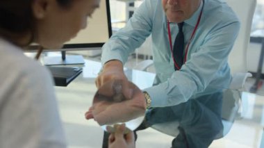 4k doktor hasta işitme cihazı büyüteç altında gösterilen ve açıklayan nasıl çalışma