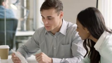 4 k iş adamı ve modern kent ofisinde bir tartışma sahip kadın