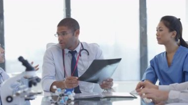 4 k hastane doktorlar hastanın x-ray tartışırken bir toplantıda