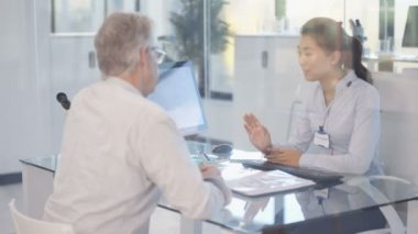 4k gösteren hasta modern Odyoloji Doktor Merhaba teknoloji işitme cihazı ve açıklayan