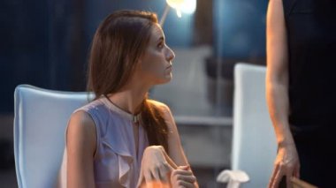 4 k kurumsal iş takım geç bilgisayar ve evrak çalışma göstermek finansal veriler