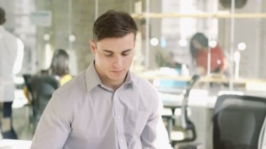4k modern yaratıcı Office gülümseyen rahat işadamı portresi