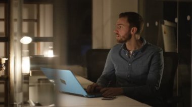 4 k yorgun iş erkek ve kadın geç saatlere kadar ofiste