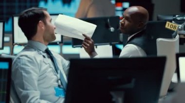 4 k mali trader başarılı bir anlaşma müzakere sonra yüksek beş erkek meslektaşım vermek