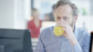 4k masasında suyu içme ve ofiste kadın meslektaşım konuştuğu işadamı
