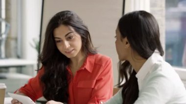modern şehir ofisinde bir tartışma sahip 4 k iki iş kadınları