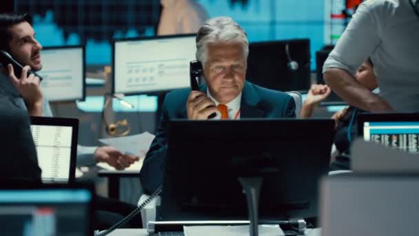 4K Négociateur financier en bourse occupé négocier un accord par téléphone 