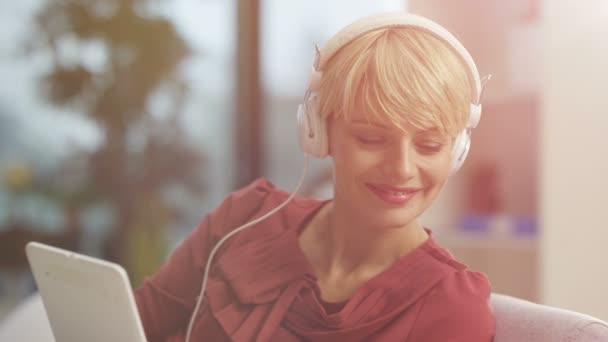 Hermosa Mujer Relajándose Casa Escuchando Música Con Tableta Auriculares — Vídeos de Stock