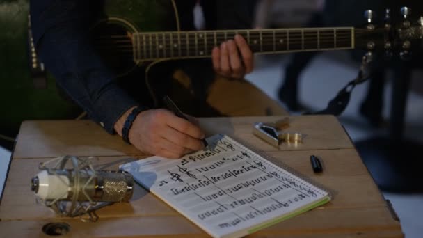 Retrato Músico Sorridente Escrevendo Uma Música Estúdio Gravação Casa — Vídeo de Stock