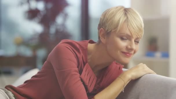 Retrato Mulher Feminina Atraente Sorrindo Para Câmera Com Luz Natural — Vídeo de Stock