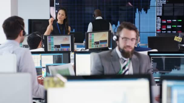 经理在繁忙的证券交易所监督员工和保持他们的积极性 — 图库视频影像