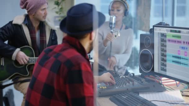 Ingénieur Son Bureau Mixage Enregistrement Une Piste Avec Jeunes Musiciens — Video