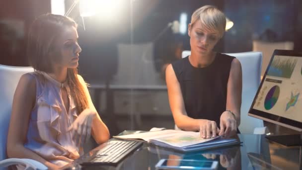 4K Équipe d'affaires dans une réunion tardive, écran d'ordinateur montrant les données financières 