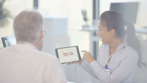 Médico Audiologia Com Paciente Mostrando Diagrama Orelha Interna Comprimido — Vídeo de Stock