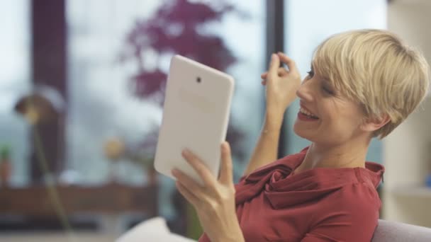 Mulher Atraente Relaxante Casa Fazendo Chamada Vídeo Computador Tablet — Vídeo de Stock