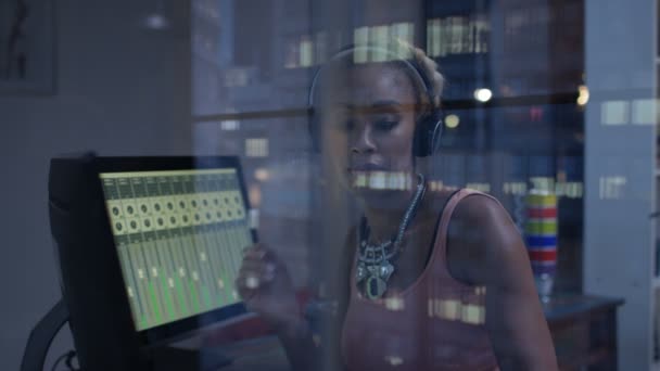 Vrouwen Werken Met Lied Productiestudio Het Opnemen Van Muziek Bij — Stockvideo