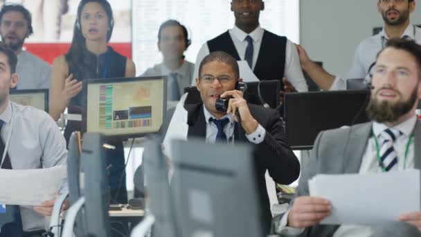 忙しい証券取引所で 金融トレーダーを祝うことたくさんのお金 — ストック動画