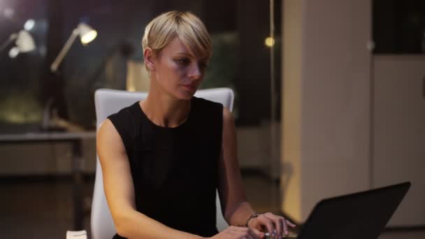 Retrato Atraente Mulher Negócios Confiante Trabalhando Até Tarde Escritório Cidade — Vídeo de Stock