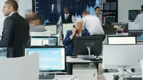 Zeitraffer Der Städtischen Börsenhändler Bei Der Arbeit Einem Chaotischen Handelsraum — Stockvideo