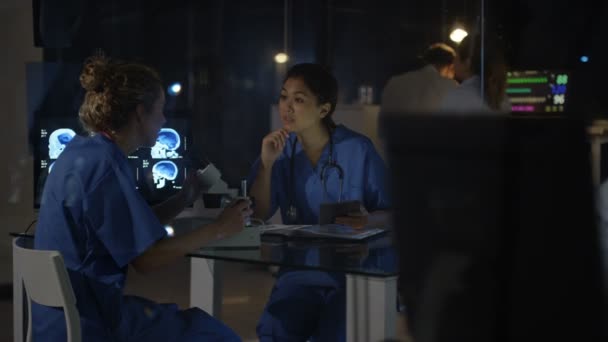 Équipe Hôpital Nuit Utilisant Des Ordinateurs Concentrer Sur Médecin Masculin — Video
