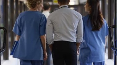 Onlar hastane Koridordan yürürken bir tartışma sahip 4 k tıbbi ekip