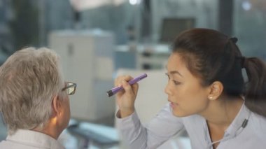 bir hasta incelenmesi ve işitme kaybı hakkında açıklayan 4 k Odyoloji doktor
