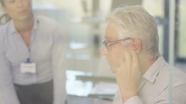 4 k olgun adamla sağırlık işitme cihazı için doktor tarafından monte ediliyor