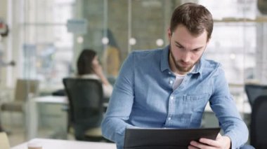 4k modern yaratıcı Office gülümseyen rahat işadamı portresi