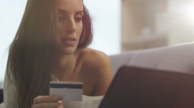 dizüstü bilgisayar ve kredi kartı alışveriş online evde 4 k güzel kadın