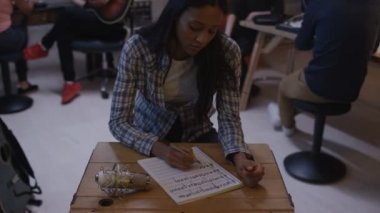 4k Grup arka planda bir şarkıyla stüdyoda beste ve söz yazarı