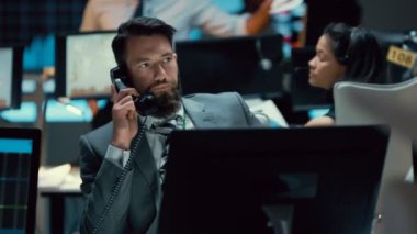 meşgul bir anlaşma müzakere telefon üzerinden borsa 4 k mali tüccar