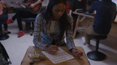 4k Grup arka planda bir şarkıyla stüdyoda beste ve söz yazarı