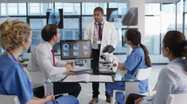 4 k tıbbi ekip toplantıda, beyin taramaları ve x-ışınları bakmak için teknolojisini kullanarak