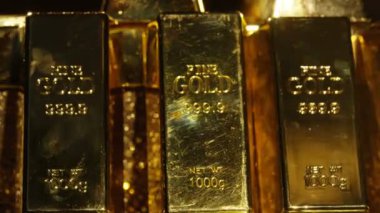 4k yakın up üzerinde dönen parıldayan altın bar standı, servet ve lüks konsepti.