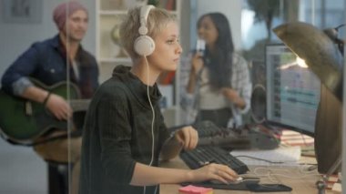 4k ses mühendisi bir parça ile genç müzisyenler kayıt Danışma karıştırma,