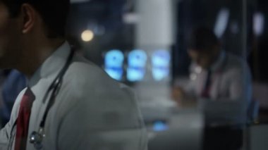 4 k tıbbi araştırma ekibi gece vardiyasındaki istimal bilgisayar, erkek doktor odaklanmak