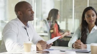 4 k neşeli iş takım modern ofisindeki bir toplantıda