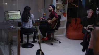 4k Grup arka planda bir şarkıyla stüdyoda beste ve söz yazarı