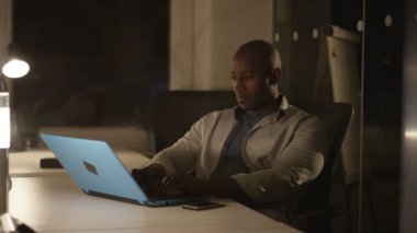 4 k yorgun iş adamı geç saatlere kadar ofiste