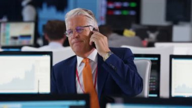 meşgul bir anlaşma müzakere telefon üzerinden borsa 4 k mali tüccar