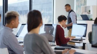 bilgisayar ve yardım yetişkin eğitimi sınıfta veren öğretmen üzerinde 4 k öğrencileri.