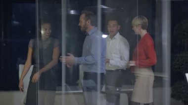 4 k karışık etnik köken iş çalışma grubu geç, ofiste sohbet