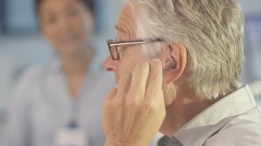 sağırlık işitme kulak ve doktor gösteren diyagram koyarak ile 4k dostum