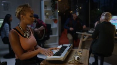 4k Grup karıştırma Resepsiyon teknisyeni ile ev stüdyosunda bir parça kayıt