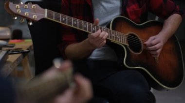 şarkı kayıt ve akustik gitar üzerinde oynarken erkekler