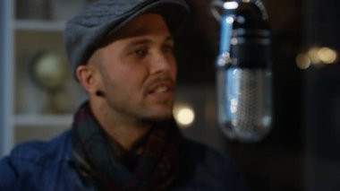 şarkıcı adam şarkı kadınlarla stüdyoda kayıt şapkalı 